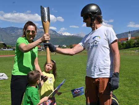 Čez dvesto kamniških otrok in športnikov s ponosom sprejelo in poneslo slovensko baklo (6)